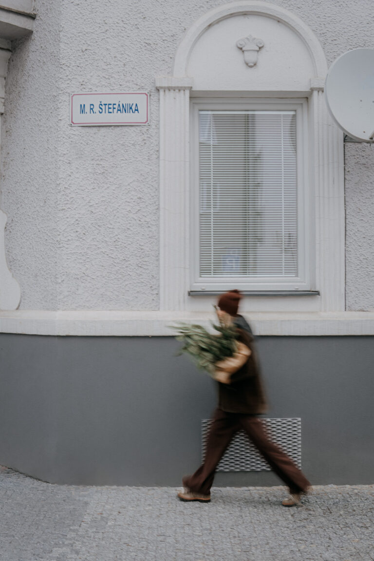 Portrét - žena v pohybu kráčející po ulici